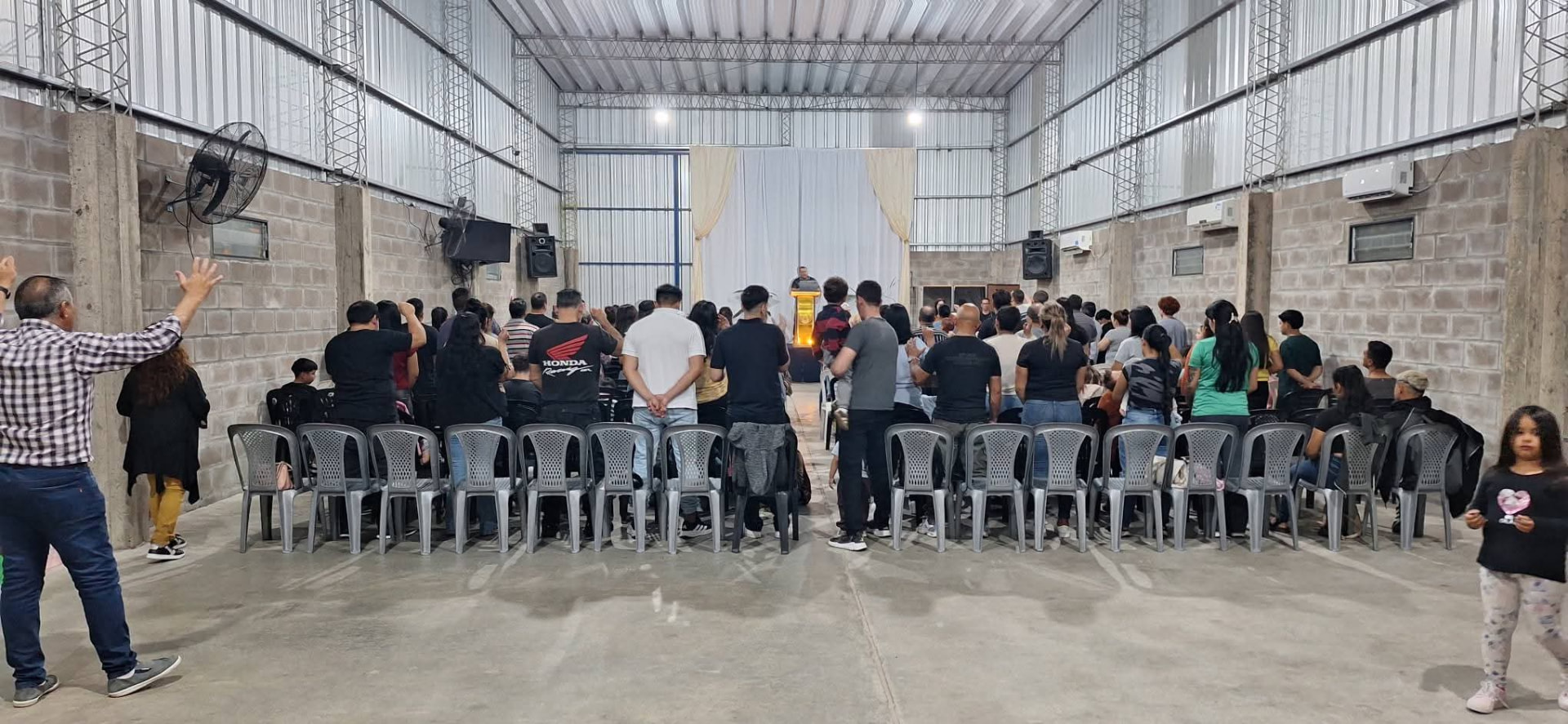 Miembros de la iglesia compartiendo tras el servicio